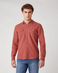 KOSZULA MĘSKA WRANGLER LS 2PKT FLAP SHIRT BARN RED W5A5LOXER 112130061. Czerwone koszule męskie Wrangler, m, bez wzorów, bez kołnierzyka, bez ramiączek. Za 129.99 zł.