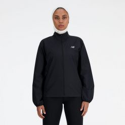 Kurtka damska New Balance WJ41243BK – czarna. Czarne kurtki sportowe damskie New Balance, s, bez wzorów, z materiału, bez ramiączek, bez kaptura. Za 269.99 zł.
