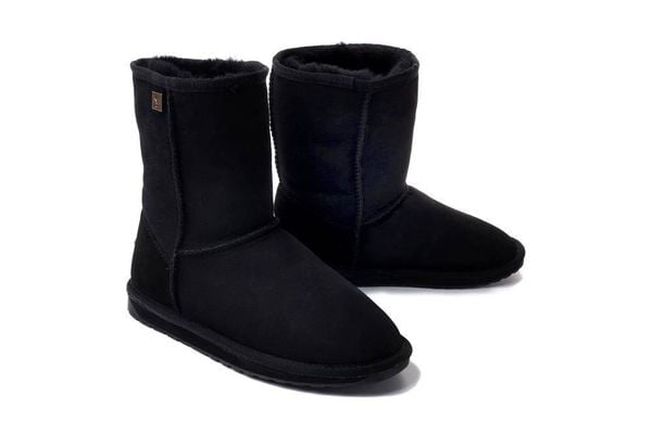 EMU AUSTRALIA Platinum Stinger Slim Lo WP 20002 black, botki damskie. Czarne botki damskie Emu Australia, na zimę, bez wzorów, ze skóry, bez obcasa, bez zapięcia. Za 889.90 zł.