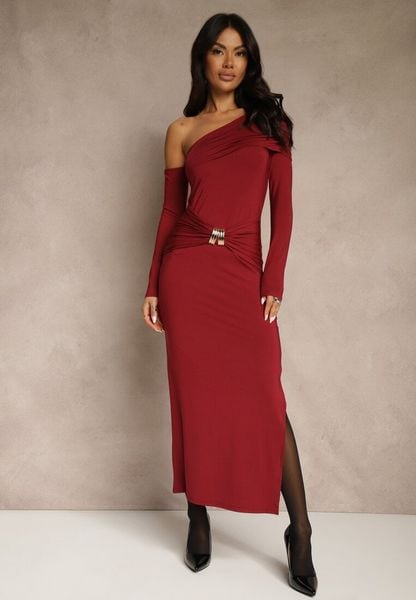 Bordowa Sukienka z Wiskozą Aplikacją Marszczeniem i Wywiniętym Dekoltem Reilenna. Czerwone sukienki damskie Renee, m, z aplikacjami, z wiskozy, bez kołnierzyka, bez ramiączek, maxi. Za 119.99 zł.