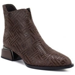 Skórzane botki damskie na obcasie brązowe D&A S.Barski JC62-1042. Brązowe botki damskie S.BARSKI, bez wzorów, ze skóry, eleganckie, bez obcasa, na obcasie, bez zapięcia. Za 259.99 zł.