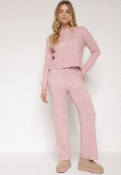 Jasnoróżowy Komplet z Wełną i Bawełną Sweter ze Splotem i Szerokie Spodnie Reinettia. Czerwone swetry nierozpinane damskie Born2be, bez wzorów, z bawełny, eleganckie, bez kołnierzyka, bez ramiączek. Za 119.99 zł.