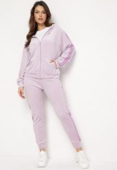 Fioletowy Komplet Welurowy Ozdobiony Cekinowym Lampasem Bluza z Kapturem i Spodnie Adoriasa. Fioletowe bluzy damskie Born2be, s, bez wzorów, z weluru, eleganckie, bez ramiączek, z kapturem. Za 79.99 zł.