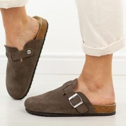 C. Brązowe skórzane klapki damskie Vinceza 101332. Brązowe klapki damskie VINCEZA, na lato, bez wzorów, z bawełny, eleganckie, bez obcasa, na płaskiej podeszwie, bez zapięcia. Za 159.00 zł.