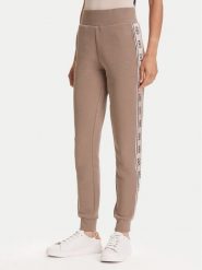 Guess Spodnie dresowe V2YB15 KB3P2 Brązowy Regular Fit. Brązowe spodnie dresowe damskie Guess, z aplikacjami, z dresówki. Za 279.99 zł.