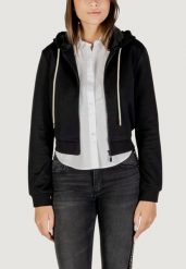 Bluza Kobieta GUESS ACTIVE 3D PEONY ZIPPER HOODIE JACKET. Czarne bluzy damskie Guess Active, m, z aplikacjami, z tkaniny, sportowe, bez ramiączek, bez kaptura. Za 325.85 zł.