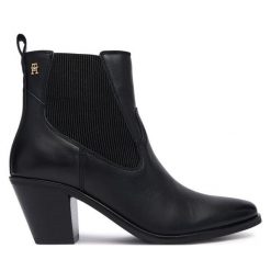 Botki Tommy Hilfiger. Czarne botki damskie Tommy Hilfiger, bez wzorów, bez obcasa, na słupku, bez zapięcia. Za 749.99 zł.