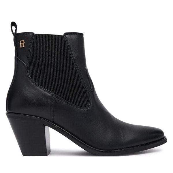Botki Tommy Hilfiger. Czarne botki damskie Tommy Hilfiger, bez wzorów, bez obcasa, na słupku, bez zapięcia. Za 749.99 zł.