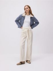 Jeansy wide leg z wiązaniem - złamana biel. Jeansy damskie Reserved, bez wzorów, z bawełny. W wyprzedaży za 89.99 zł.