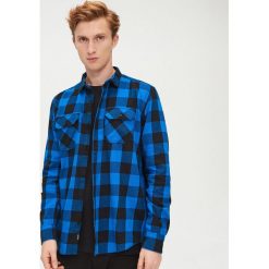 Koszula w kratę z kieszeniami - Niebieski. Niebieskie koszule męskie Cropp, l, bez wzorów, bez kołnierzyka, bez ramiączek. Za 79.99 zł.