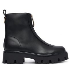 Botki Guess. Czarne botki damskie Guess, z aplikacjami, bez obcasa, na płaskiej podeszwie, bez zapięcia. Za 584.99 zł.