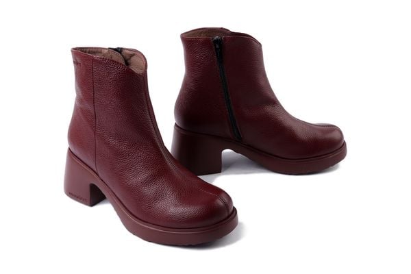 WONDERS E-7125 vino, botki damskie. Czerwone botki damskie Wonders, bez wzorów, bez obcasa, bez zapięcia. Za 669.90 zł.