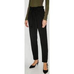 Jacqueline de Yong - Spodnie Dakota. Spodnie materiałowe damskie Jacqueline de Yong, bez wzorów, z dzianiny, casualowe, z podwyższonym stanem. W wyprzedaży za 59.90 zł.