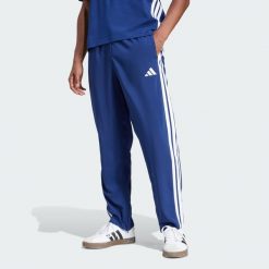 Spodnie Essentials 3-Stripes Stanford Open Hem. Brązowe buty sportowe męskie Adidas, s, bez wzorów, z materiału, na fitness i siłownię. Za 179.00 zł.
