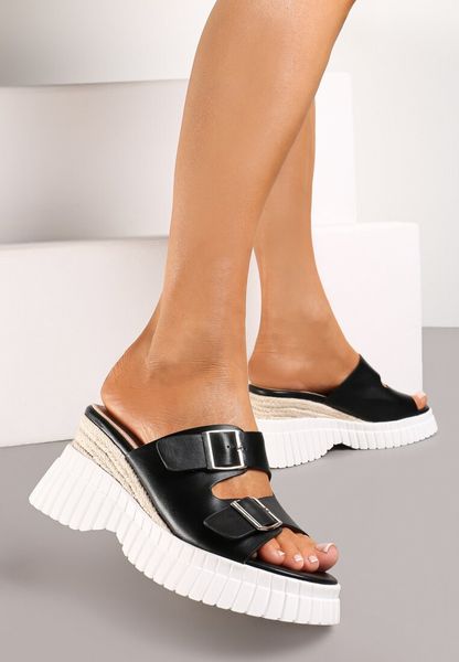 Czarne Wsuwane Klapki z Klamrami Vitelassa. Czarne klapki damskie Renee, bez wzorów, bez obcasa, na koturnie, bez zapięcia. Za 129.99 zł.