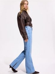 Jeansy flare z rozcięciami - niebieski. Niebieskie jeansy damskie Reserved, bez wzorów, z bawełny. Za 129.99 zł.