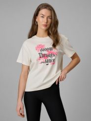 4F T-shirt regular z nadrukiem damski - beżowy L. Brązowe koszulki sportowe damskie 4F, l, bez wzorów, z dzianiny, bez ramiączek. Za 69.99 zł.