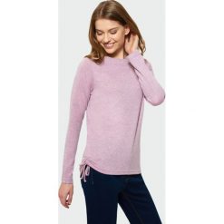Klasyczny sweter z wiązaniem z boku. Swetry nierozpinane damskie Greenpoint, bez wzorów, z elastanu, klasyczne, bez kołnierzyka, bez ramiączek. Za 39.99 zł.