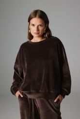 WELUROWA BLUZA PAULA CZEKOLADOWA S - Flawless. Brązowe bluzy damskie Flawless, s, bez wzorów, z materiału, eleganckie, bez ramiączek, bez kaptura. Za 329.00 zł.