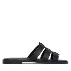 Klapki Tamaris. Czarne klapki damskie Tamaris, bez wzorów, bez obcasa, bez zapięcia. Za 299.99 zł.