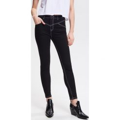 Jeansy z kontrastowymi szwami - Czarny. Jeansy damskie marki Reserved. W wyprzedaży za 49.99 zł.