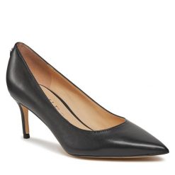Szpilki Guess. Czarne szpilki damskie Guess, z aplikacjami, bez obcasa, na szpilce, bez zapięcia. Za 429.99 zł.