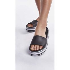 Crocs 205693-001 BLACK, klapki. Czarne klapki damskie Crocs, bez wzorów, bez obcasa, bez zapięcia. Za 187.00 zł.