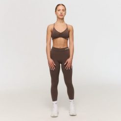 Legginsy damskie fitness z wysokim stanem cappuccino Fierce V-back. Brązowe legginsy damskie GYMBEAM, bez wzorów, z elastanu. Za 113.90 zł.