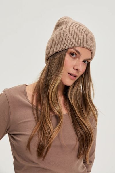 Czapka z dżetami beżowa. Brązowe czapki damskie MOODO, bez wzorów, z poliamidu. Za 59.99 zł.