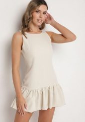 Beżowy Taliowany Kombinezon z Falbanką Novenira. Brązowe sukienki damskie Born2be, m, bez wzorów, eleganckie, bez kołnierzyka, bez ramiączek. Za 79.99 zł.