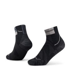 Skarpety BUFF CoolNet Quarter. Czarne skarpetki damskie Buff, bez wzorów, z elastanu. Za 109.99 zł.