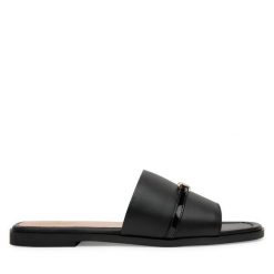 Klapki LOVE MOSCHINO. Czarne klapki damskie Love Moschino, bez wzorów, bez obcasa, bez zapięcia. Za 829.99 zł.