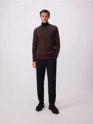 Strukturalny sweter z bawełny - ciemnobrązowy. Brązowe swetry męskie Reserved, l, bez wzorów, z bawełny, bez kołnierzyka, bez ramiączek. W wyprzedaży za 49.99 zł.