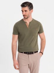 T-shirt męski z dekoltem na guziki i zamszowym wykończeniem – ciemnooliwkowy V5. Zielone t-shirty męskie Ombre Clothing, m, bez wzorów, z bawełny, bez kołnierzyka, bez ramiączek. W wyprzedaży za 97.49 zł.