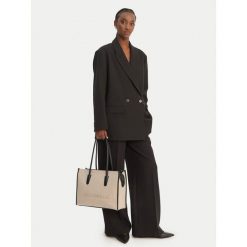 Torebka Coccinelle. Brązowe shopperki damskie Coccinelle, bez wzorów, bez dodatków. Za 1,399.99 zł.