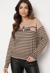 Beżowy Sweter z Bawełną w Paski z Haftowanym Napisem Zeanista. Brązowe swetry nierozpinane damskie Born2be, uniwersalny, z aplikacjami, z bawełny, eleganckie, bez kołnierzyka, bez ramiączek. Za 84.99 zł.