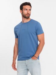 Męska koszulka bawełniana z delikatnym haftem – ciemnoniebieska V6 OM-TSCT-0170 - XL. Niebieskie t-shirty męskie Ombre Clothing, l, bez wzorów, z bawełny, bez kołnierzyka, bez ramiączek. W wyprzedaży za 29.99 zł.