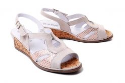 SUAVE 710015-81 natural, sandały damskie. Brązowe sandały damskie Suave, bez wzorów, ze skóry, bez obcasa, na koturnie, bez zapięcia. Za 265.93 zł.