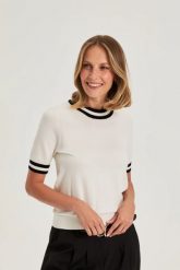 Sweter z krótkim rękawem biały. Białe swetry nierozpinane damskie MOODO, l, bez wzorów, z poliamidu, bez kołnierzyka, bez ramiączek. Za 89.99 zł.
