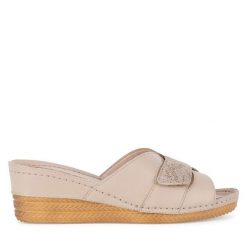 Klapki Go Soft. Brązowe klapki damskie GO SOFT, bez wzorów, bez obcasa, bez zapięcia. Za 149.99 zł.