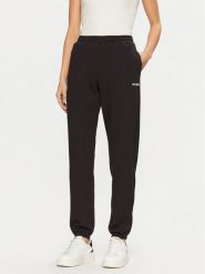 Guess Spodnie dresowe V5RB02 KCLD1 Brązowy Regular Fit. Brązowe spodnie dresowe damskie Guess, z aplikacjami, z bawełny. Za 199.99 zł.