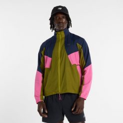 Kurtka męska New Balance MJ61U1I9AAN – zielona. Zielone kurtki sportowe męskie New Balance, m, bez wzorów, z materiału, bez kaptura. Za 599.99 zł.