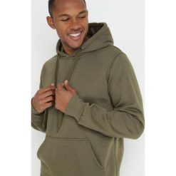 Ciemnozielona Bluza Evoire. Zielone bluzy męskie Born2be, l, bez wzorów, z kapturem. Za 44.99 zł.