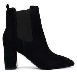 Botki Guess. Czarne botki damskie Guess, z aplikacjami, bez obcasa, na słupku, bez zapięcia. Za 674.99 zł.