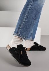 Czarne Klapki Mule z Imitacji Zamszu Zdobione Koralikami i Frędzlami Elwedena. Czarne klapki damskie Born2be, z aplikacjami, z jeansu, boho, bez obcasa, na płaskiej podeszwie, bez zapięcia. Za 89.99 zł.