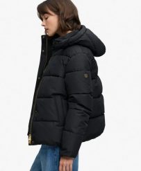 Superdry Kurtka puchowa Premium z kapturem z poliestru z recyklingu – Black. Czarne kurtki męskie Superdry, uniwersalny, bez wzorów, z materiału, z kapturem. Za 513.00 zł.
