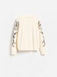 Sweter z ozdobną aplikacją - kremowy. Białe swetry nierozpinane damskie Reserved, l, z aplikacjami, z dzianiny, bez kołnierzyka, bez ramiączek. Za 139.99 zł.