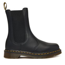 Sztyblety Dr. Martens. Czarne botki damskie Dr. Martens, bez wzorów, bez obcasa, na płaskiej podeszwie, bez zapięcia. Za 989.99 zł.
