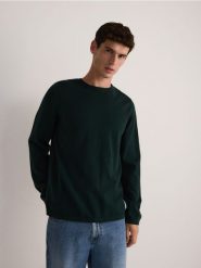 Bawełniany sweter - zielony. Zielone swetry męskie Reserved, l, bez wzorów, z bawełny, bez kołnierzyka, bez ramiączek. W wyprzedaży za 39.99 zł.