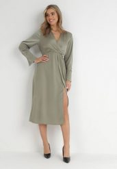 Zielona Satynowa Sukienka Midi z Kopertowym Dekoltem i Kołnierzykiem Hartho. Zielone sukienki damskie Born2be, l, z aplikacjami, z satyny, bez kołnierzyka, bez ramiączek, midi, kopertowe. Za 79.99 zł.